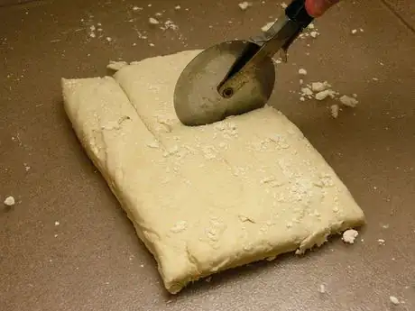 Image intitulée Cut 3x3" squares out of dough